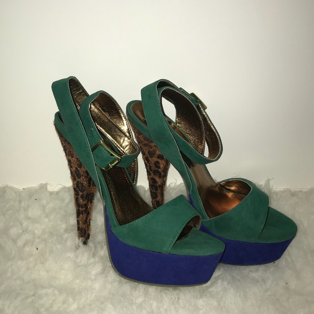 Like new. Color block sandals.